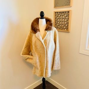 Ladies Vintage lambskin coat with Mink collar in very good pre loved condition